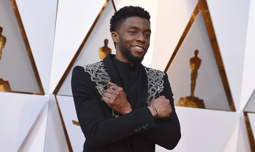 Chadwick Boseman em pose do filme “Pantera Negra” no Oscar. (Foto: Jordan Strauss/Invision/AP)