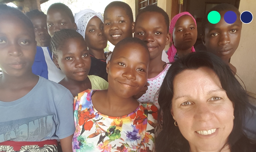 Melanie ao lado das crianças do Malawi, onde vive há 10 anos. (Foto: Reprodução / Eternity)