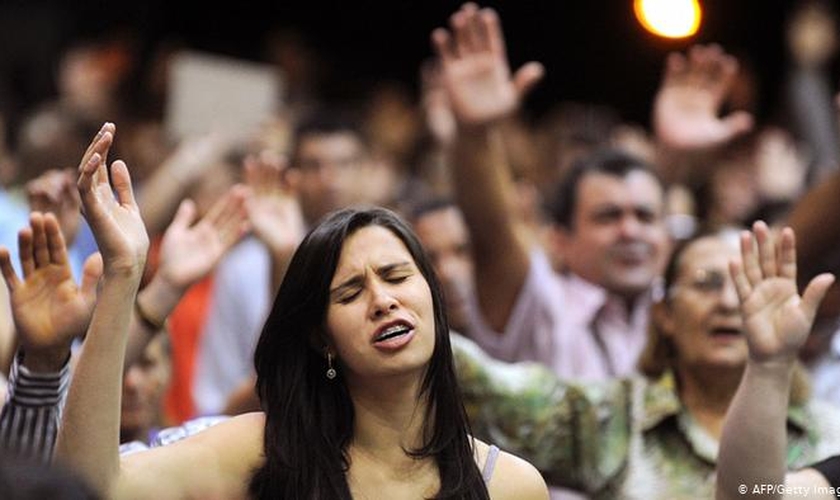 Fiéis durante culto evangélico. (Foto: Reprodução / AFP / Getty)