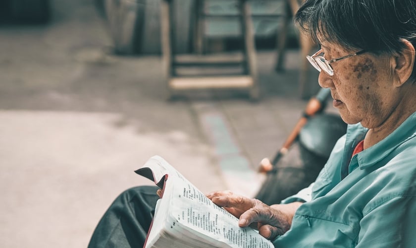 Imagem ilustrativa de chinês durante leitura. (Foto: Pexels/Zhang Kaiyv)