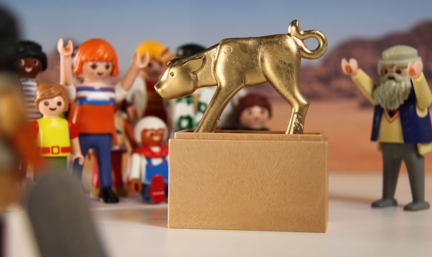 O bezerro de ouro na passagem encenada por figuras da Playmobil no filme do YouTube "The Bible to go". (Foto: Reprodução / Evangelisch)