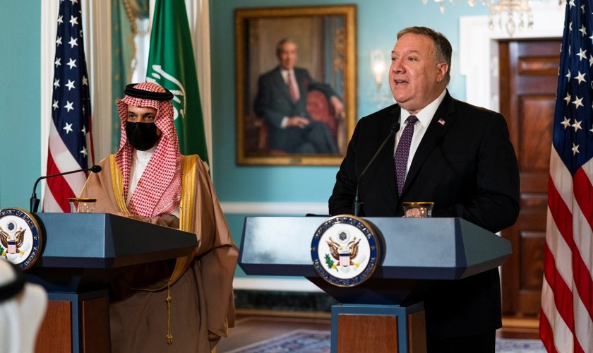 O ministro das Relações Exteriores da Arábia Saudita, Príncipe Faisal bin Farhan Al Saud, ouve o secretário de Estado dos EUA, Mike Pompeo, durante reunião no Departamento de Estado, em Washington, na quarta-feira (14). (Foto: Reuters)