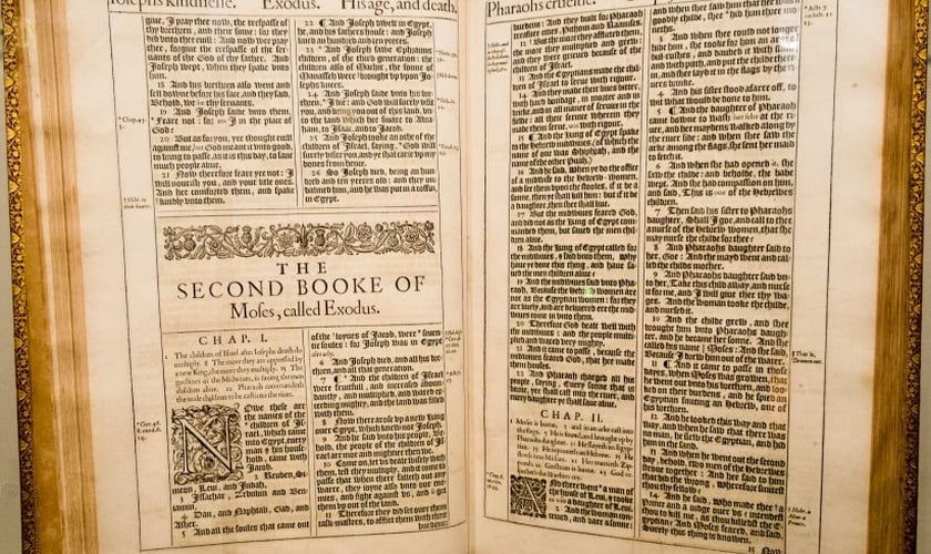 Primeira edição da Bíblia King James, um dos livros mais importantes para a língua inglesa. (Foto: Flickr)