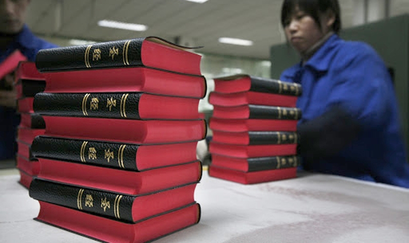Bíblias impressas em chinês na fábrica da Amity Printing, maior produtora de Bíblias na China. (Foto: Reuters/Nir Elias)