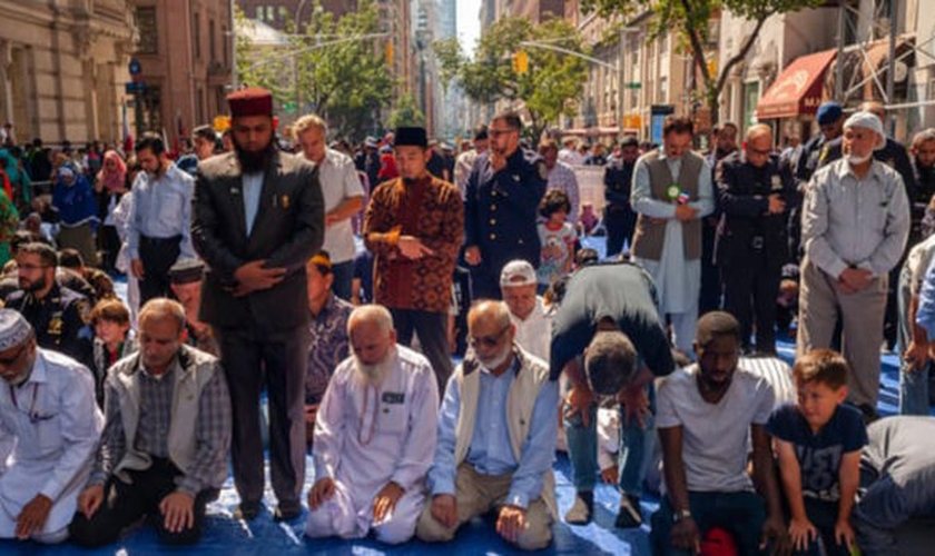 Muçulmanos se reúnem na Madison Avenue, em Nova York, antes do American Muslim Parade. (Foto: Reprodução / God Reports)