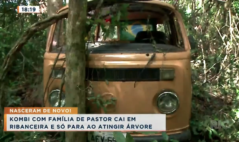 Família de pastor sobrevive a queda de Kombi em ribanceira em Londrina. (Foto: Cidade Alerta/Ric Mais)