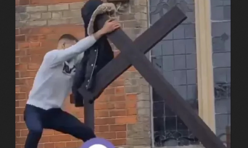 Homem é flagrado arrancando cruz de igreja com as próprias mãos. (Foto: Reprodução / YouTube)