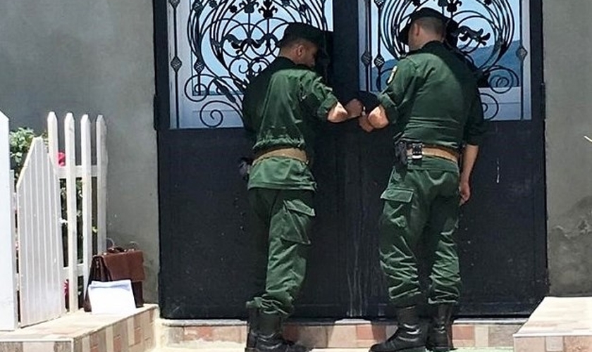 Policiais fecham portas da igreja em Boudjima, Argélia, em 22 de maio de 2019. (Foto: Reproduç