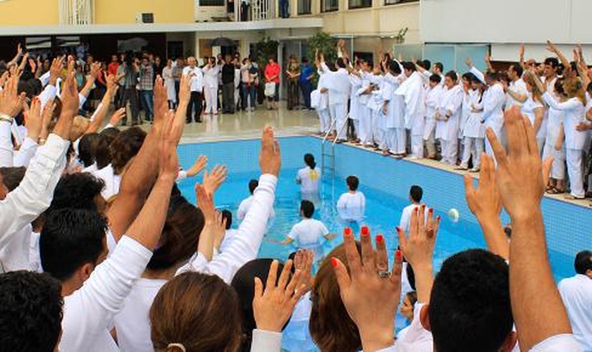 Centenas de pessoas se batizam em ação coletiva antes da pandemia, no Irã. (Foto: Elam Ministries)