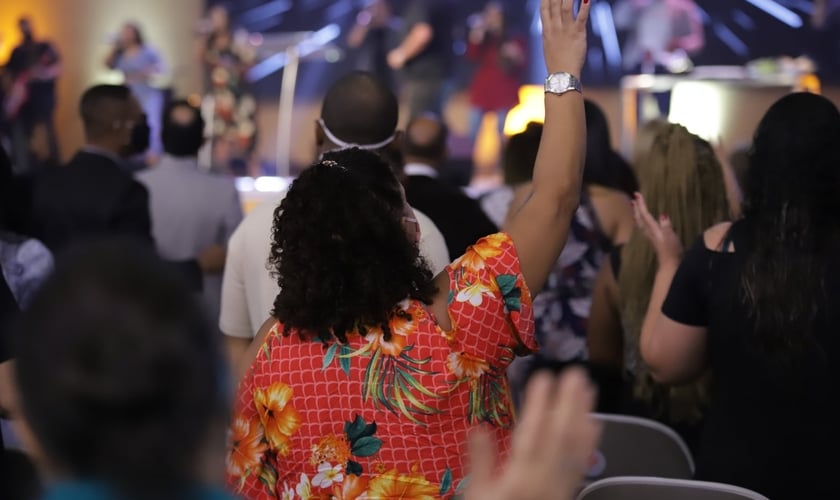 Mulher em momento de adoração na Assembleia de Deus Vitória em Cristo. (Foto: ADVEC)