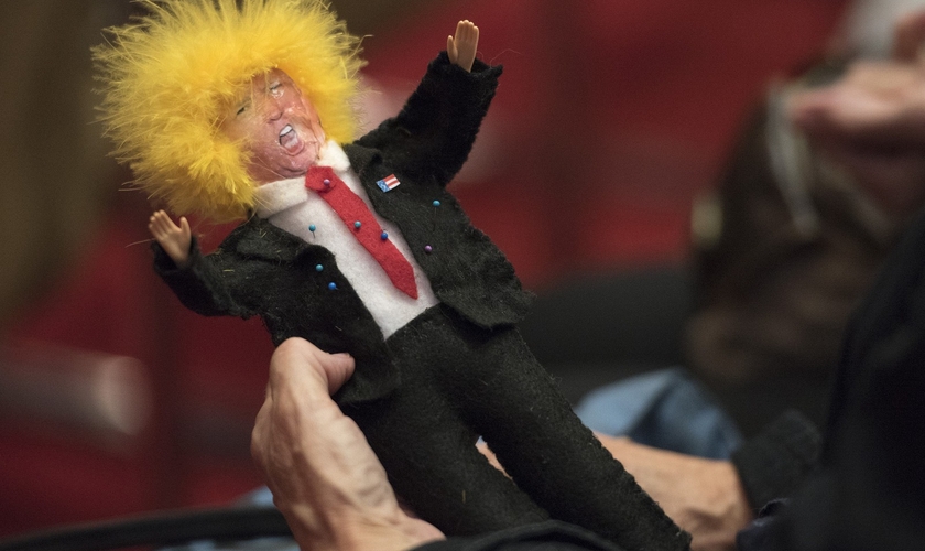 Feiticeiros fazem vudu de Trump para lançar feitiços sobre o presidente dos EUA. (Foto: Medium.com)