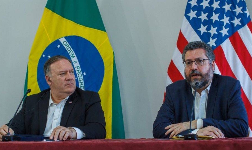 O secretário de Estado dos EUA, Mike Pompeo, e o chanceler do Brasil Ernesto Araújo. (Foto: Bruno Mancinelli/AFP)