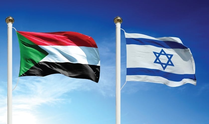 Bandeira do Sudão (esquerda) e Israel (direita) tremulam lado a lado. (Foto: Al-Monitor)