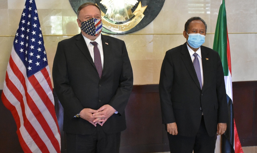 Secretário de Estado dos EUA, Mike Pompeo (direita) esteve em Cartum, no Sudão, junto a uma delegação de Israel, para mediar um acordo de paz entre o estado árabe e o estado judeu. (Foto: Embaixada dos EUA em Cartum / Domínio Público)