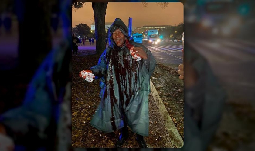 Dr. Charles Karuku ajudou a organizar o "Let Us Worship" em Washington e foi atacado com um balde de sangue, derramado sobre ele por um manifestante satanista. (Imagem: Facebook)