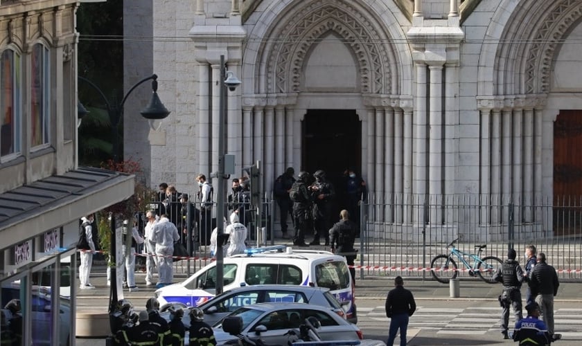 Membros franceses da unidade de polícia tática de elite RAID revistam a Basílica de Notre-Dame de Nice após um ataque com faca. (Foto: Valery Hache / AFP)