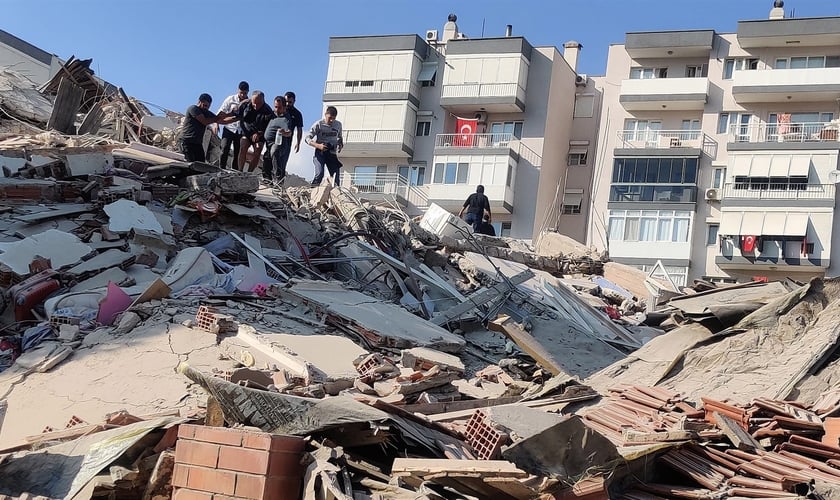 O terremoto sacudiu Izmir, na costa do Mar Egeu da Turquia. (Foto: Agência Mehmet Emin Menguarslan / Anadolu via Getty)