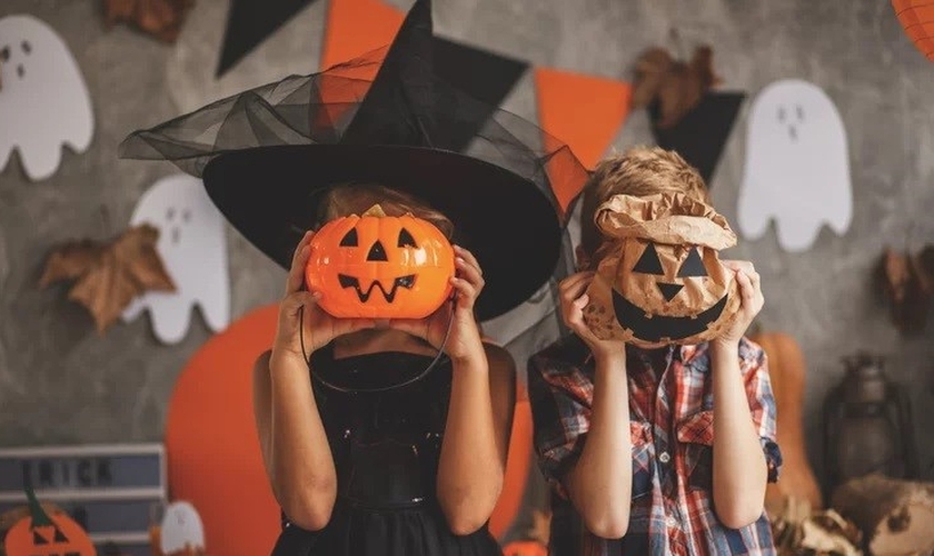 Crianças com fantasias no Halloween. (Foto: Reprodução / Pixels)