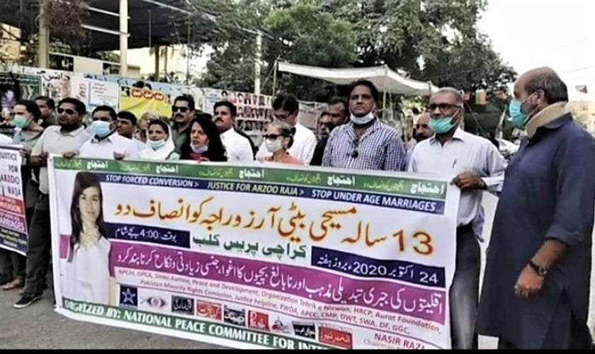 Multidão protesta contra o casamento forçado da jovem cristã Arzoo Raja com um muçulmano d e 45 anos. (Foto: Morning Star News)