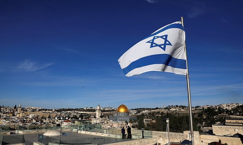 Bandeira de Israel hasteada na Cidade Velha de Jerusalém. (Foto: Ronen Zvulun/Reuters)