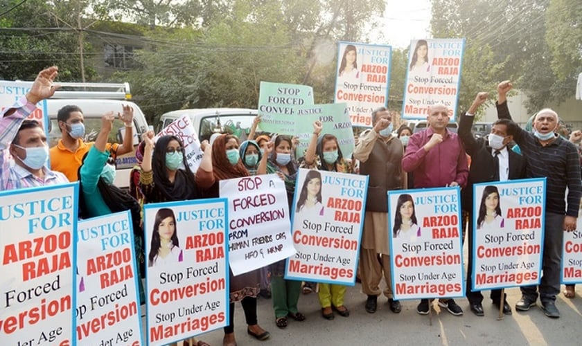 Pessoas saem às ruas para protestar contra o casamento forçado da adolescente Arzoo Raja com um muçulmano de 45 anos que a sequestrou, no Paquistão. (Foto: Shutterstock)