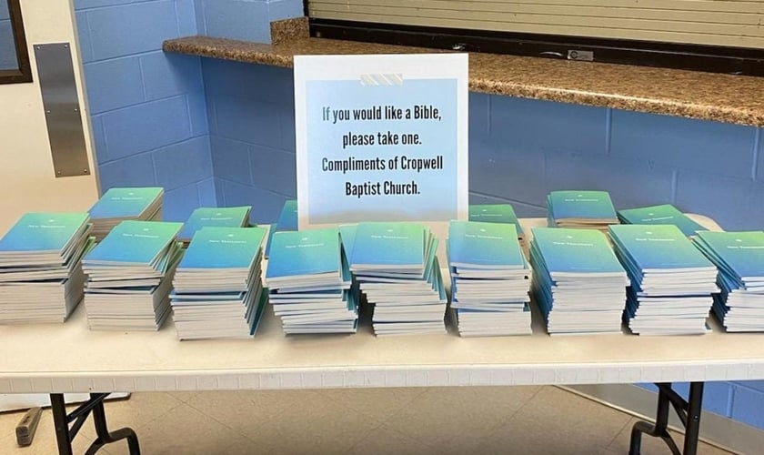 A Igreja Batista Cropwell distribuiu 250 Bíblias com folhetos do Evangelho para os eleitores que queriam uma. (Foto: Reprodução / Jon Glass)