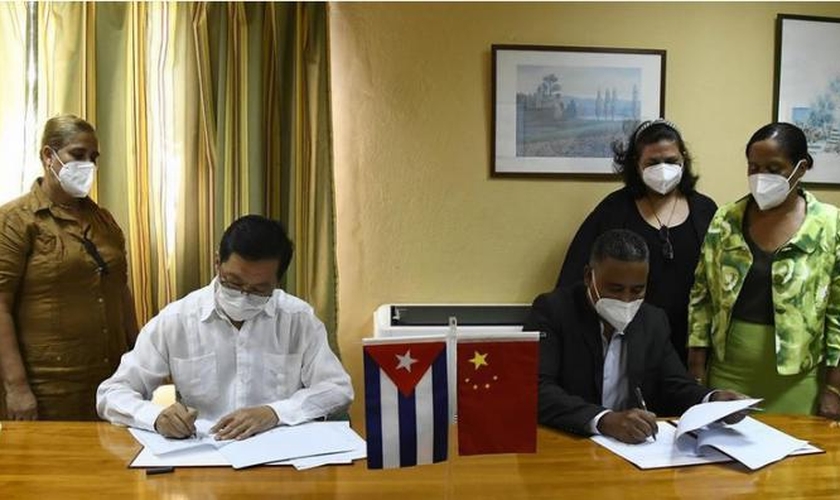 Assinatura do contrato entre Cuba e China. (Foto: Reprodução / Granma)