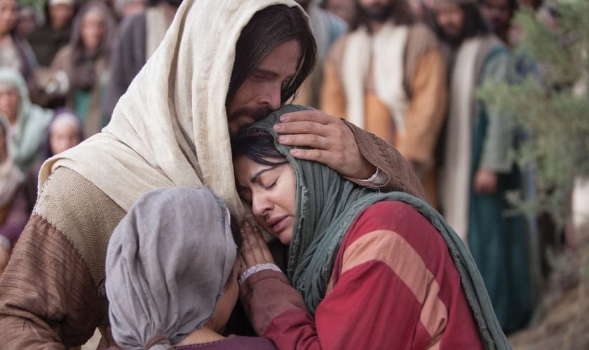 Cena de Jesus consolando Maria e Marta após a morte de Lázaro. (Foto: LDS Church)