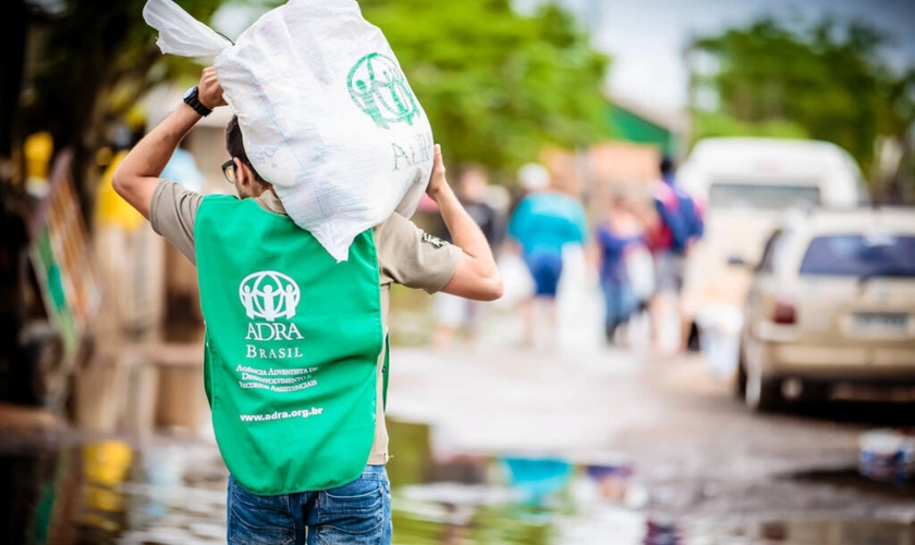 Voluntário carrega doações durante uma das ações realizadas pela agência humanitária (Foto: ADRA Brasil)