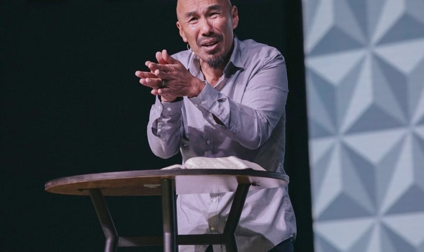 Pastor Francis Chan na edição de 2019 do evento Q Commons. (Foto: Q Ideas/Parker Young)