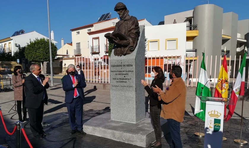 Inauguração da estátua de Casiodoro de Reina, em Santiponce, na Espanha. (Foto: Governo da Andaluzia)