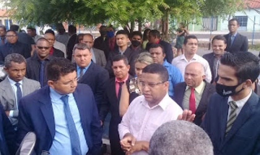 O pastor Natanael Diogo Santos (paletó e gravata azul) foi preso por realizar um culto a céu aberto no Maranhão. (Imagem: Redes Sociais)
