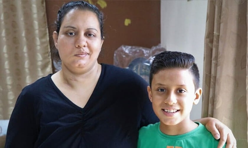Após perder o marido e um filho, em ataque do Estado Islâmico no Egito, Nancy tem que criar o filho, Yousef, sozinha. (Foto: Reprodução / Portas Abertas)
