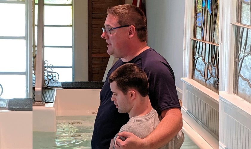 Pastor Jim McCaffrey batiza jovem com deficiência nos EUA. (Foto: Gunpowder Baptist Church)