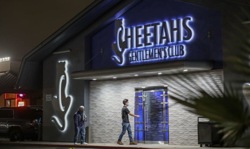 Clube de strip-tease em San Diego é um dos que foi permitido reabrir, enquanto igrejas estão sob ordem de permanecer fechadas. (Foto: Sandy Huffaker / San Diego Union-Tribune)