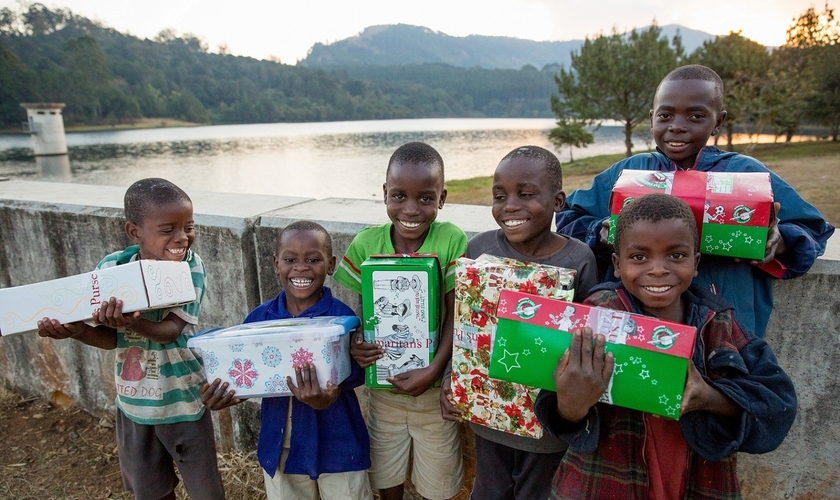 Crianças do Malawi (África) recebem caixas da Operação Natal Criança, promovida anualmente pela organização cristã Bolsa do Samaritano, junto a seus parceiros. (Foto: ExploreClarion)