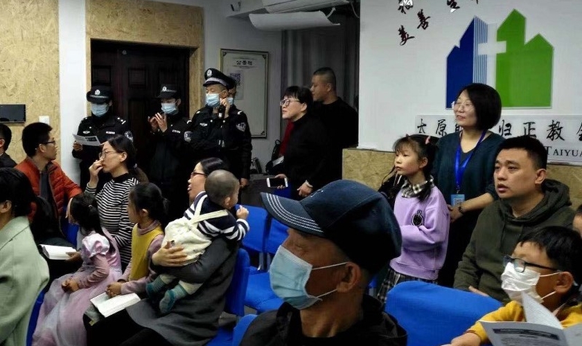 Cristãos são surpreendidos pelas autoridades chinesas ao invadirem um culto de domingo. (Foto: Reprodução / ICC)