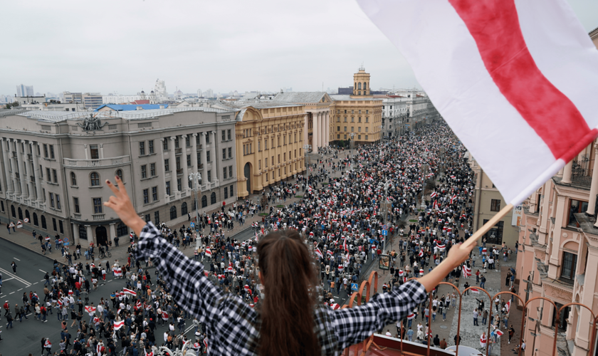 Manifestantes marcham na Praça da Independência em Minsk, na Bielorrússia. (Foto: AP/Evgeniy Maloletka)
