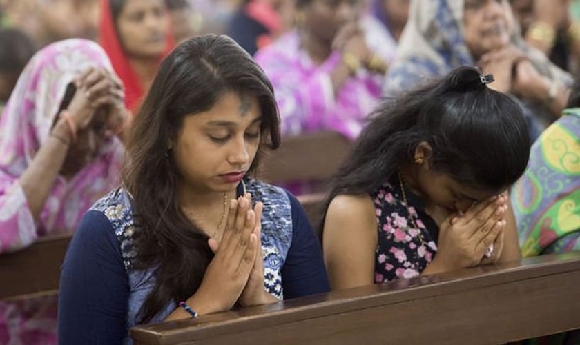 Cristãos participam de momento de oração em igreja )na Índia. (Foto: Getty Images)