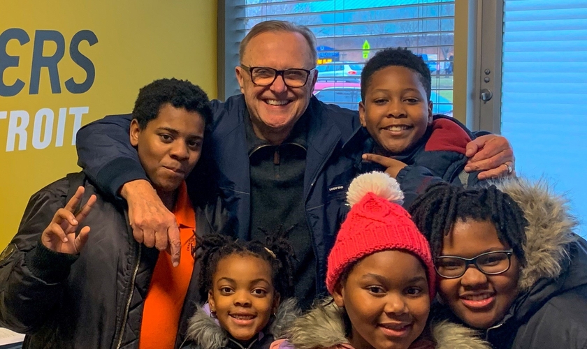 Atualmente, Larry Johnson se dedica exclusivamente ao trabalho no ministério 'LifeBuilders', que apoia famílias necessitadas na cidade de Detroit. (Foto: Facebook / Reprodução)