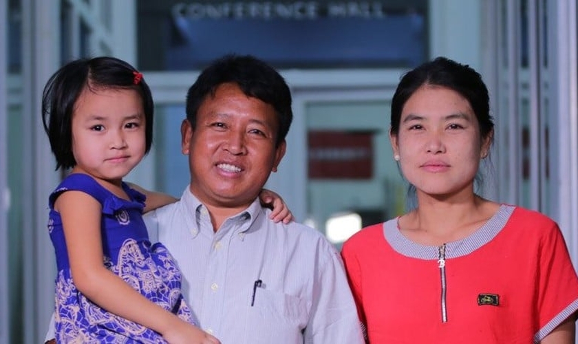 Após ser libertado, pastor U Tun Nu, se reuniu com sua esposa e filhos, em Mianmar. (Foto: Gospel For Asia)