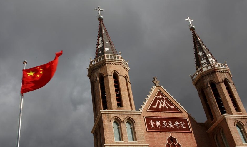 Bandeira chinesa hasteada em frente a uma igreja católica na província de Hebei. (Foto: Reuters/Thomas Peter)