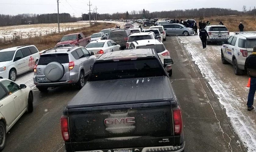 Como os carros foram impedidos de acessar o estacionamento da igreja, acabaram se aglomerando do lado externo do terreno. (Foto: Alberta Press)