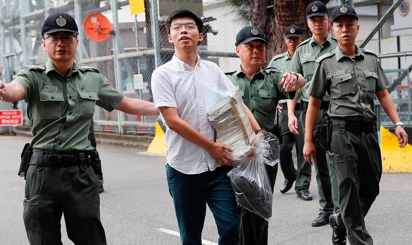O jovem Joshua Wong é um líder pró-democracia de Hong Kong, que foi preso por realizar reuniões em razão do movimento que ele lidera. (Foto: Reuters)