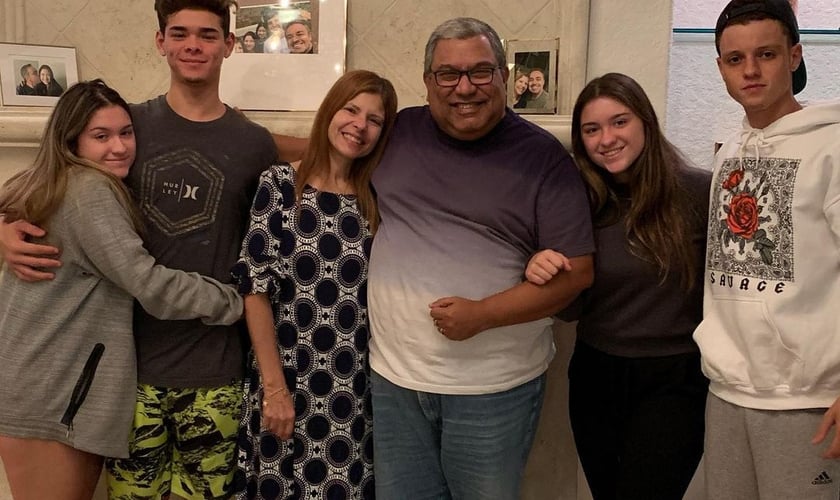 O pastor Lécio Dornas visitou Rose Miriam e as filhas, Marina e Sofia, com seus namorados. (Foto: Reprodução/Instagram/rosemiriamoficial)