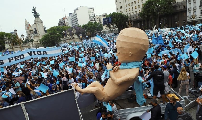 Manifestantes antiaborto fazem protesto ao lado de fora do Congresso Nacional da Argentina, em Buenos Aires. (Foto: Matias Baglietto/Reuters)
