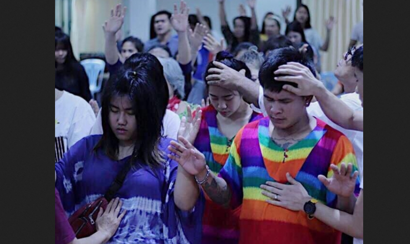 Tailandeses recebem oração em culto evangélico. (Foto: Reprodução / Multiply)