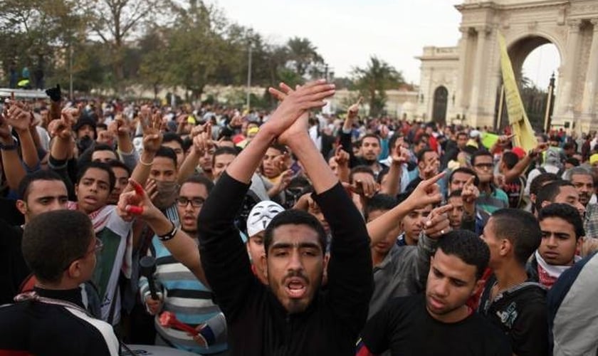Protesto de multidão de muçulmanos no Egito. (Foto: AP/Sabry Khaled)