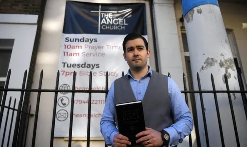 O pastor Regan King do lado de fora da igreja Angel, no norte de Londres. (Foto: Neil Hall / EPA)