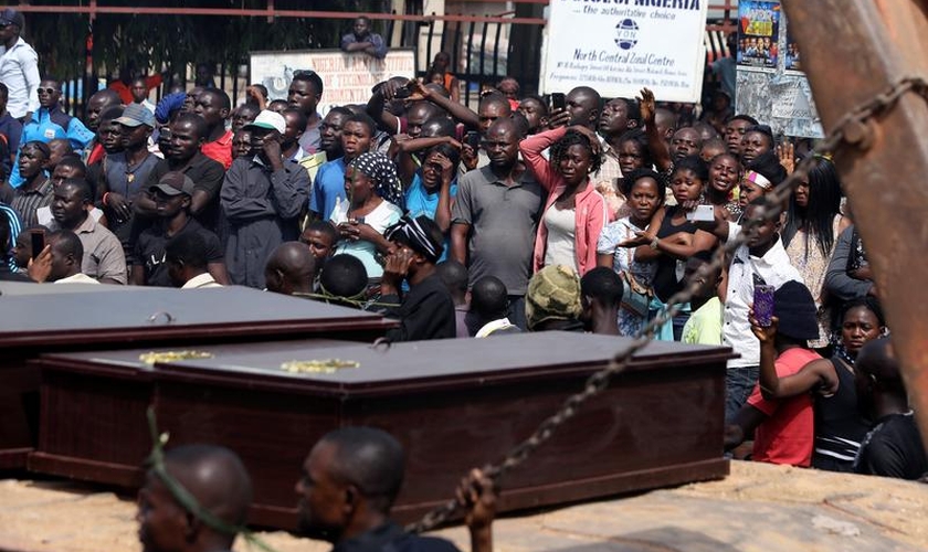 Funeral em massa ocorre após terroristas promoverem massacres em vilas cristãs na Nigéria. (Foto: Reuters)